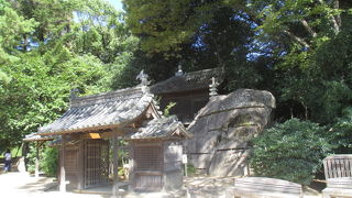 お堂前の大きな烏帽子岩が目を惹きます。