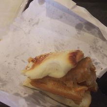 窯焼パンで揚げパンをサンドしたメニュー