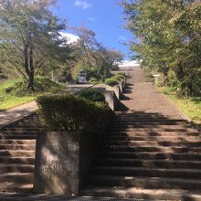 駐車場から登る階段です。