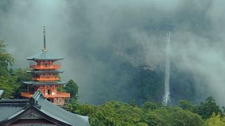 霧に包まれた那智大社
