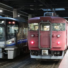 右側の車両。金沢駅にて。