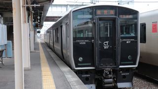 特急列車待ちによる普通列車も遅れる