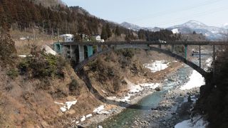 富山地鉄の横を流れています