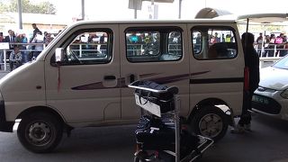 空港からパタン市内までプリペイドで８００ルピーです