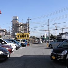 正嗣 鶴田店の狭くて混んでる駐車場。