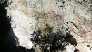 巨大な岩を御神体とする神社です。