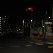 夜の駅前電停