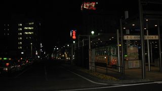 夜の駅前電停