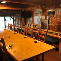 1階の食堂は海に面していて、ゆったりと食事できます。