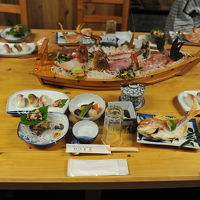 夕食はお魚尽くしで、刺身、焼き魚、煮魚とフルコースです。