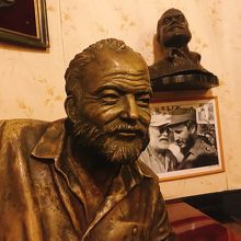 店内にはヘミングウェイが。