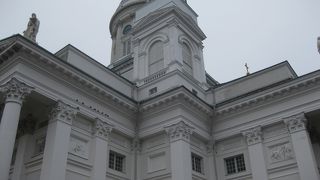 空に映える白い聖堂