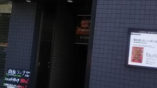 京橋の駅の上ぐらいの場所にあるお城のステーキとかハンバーグとかの美味しいお店