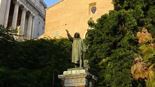 聖幼子の像がある教会