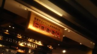 店内で焼き上げられたピザはチーズとトマトが香ばしく大変美味しいです。 