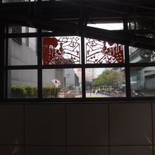 見づらいですが窓にもちょっとしたアートが。