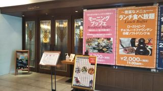 頭痛がするほど騒がしく、食欲も失せる