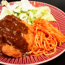 店内の飲食スペースで味わえる「トルコライス（850円）」