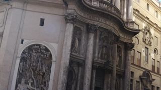 排気ガスが苦手な私。美しい噴水ですが、できれば行きたくない場所。