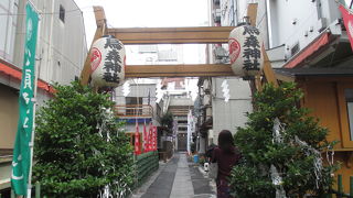 参道の途中を横切る、飲み屋街の道があります。