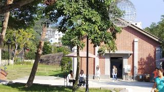 淡水河沿いに立地