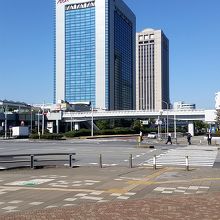 イオンの本社ビルも見えます