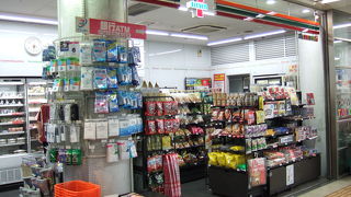 改札を出てすぐ左側