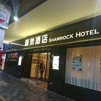 駅を出て宝石店の隣です。
