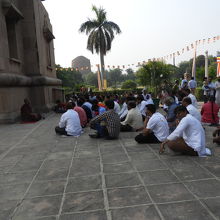 寺院前の広場で瞑想している参拝者の一団