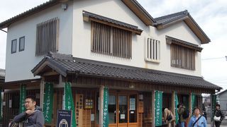 門前に立派な施設