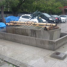 倒壊してしまった手水舎付近の様子