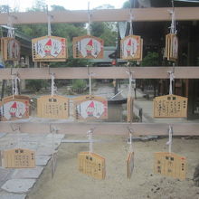 横の絵馬掛けの様子