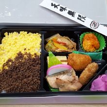 味はいいんだけど、そぼろをお箸で食べるのは大変。