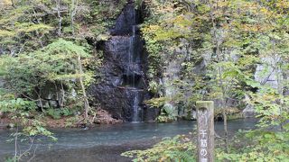 阿修羅の流れと雲井の滝の間にある細い滝