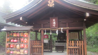 小さいですが、学業成就の絵馬が多数見受けられました