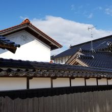 透かし彫りの鶴のある風景