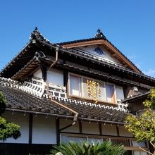 美しい鏝絵で飾られた家