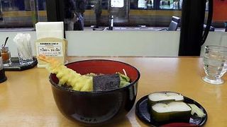 駅構内の立ちそば屋。