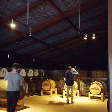 ワイン蔵に似た熟成庫。熟成による香りと色の違いを実感できる。