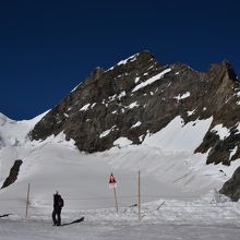 中央 ユングフラウ 左はロットアルホルン