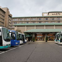 大型バスなどたくさんの車が止まっています。