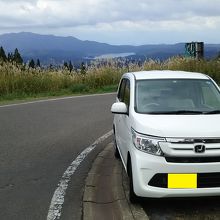 冬なら雪に覆われているゲレンデ脇を、車で走る。