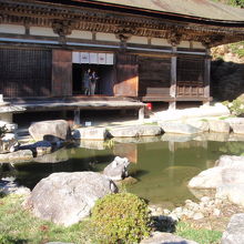 善水寺の本堂と池