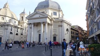 ポポロ広場の南側にある双子の教会のひとつです！
