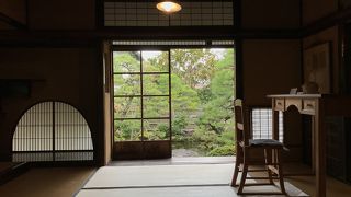 小泉八雲が使っていたという机と椅子が印象的