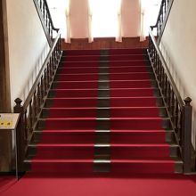 階段には赤い絨毯