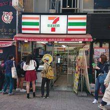 狭い店舗です