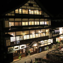 部屋から眺める夜の銀山温泉