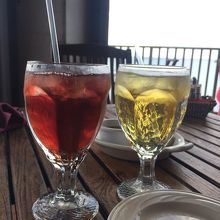 テラス席で海を眺めながらのんびり♪