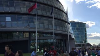 ミレニアムマイルにある奇抜な市庁舎